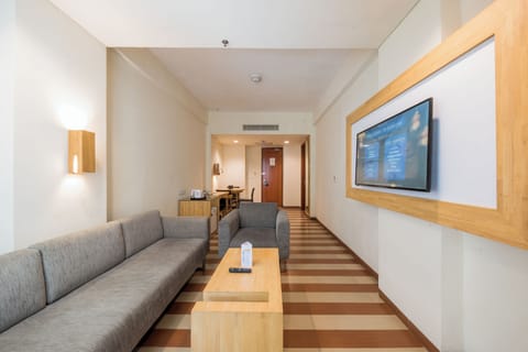 SUITE ROOM | Living area | 24-inch LCD TV with satellite channels, TV, fireplace