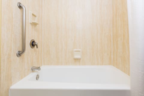 Combined shower/tub, free toiletries, hair dryer, towels