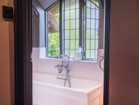 Classic Room (Cottage) | Bathroom | Combined shower/tub, designer toiletries, hair dryer, bathrobes