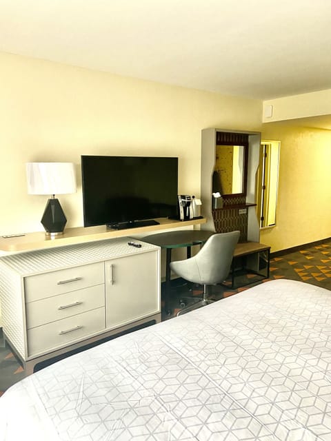 Standard Room, 1 King Bed | Premium bedding, down comforters, pillowtop beds, desk