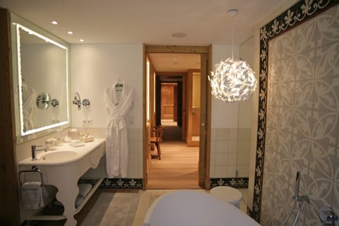 Suite, Fireplace, Valley View | Bathroom | Free toiletries, hair dryer, bathrobes, slippers