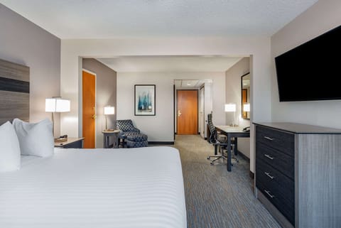 Hypo-allergenic bedding, in-room safe, desk, laptop workspace