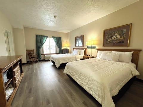 2 Queen Suite with a twin Sofa Bed | Desk, iron/ironing board, free cribs/infant beds, free WiFi