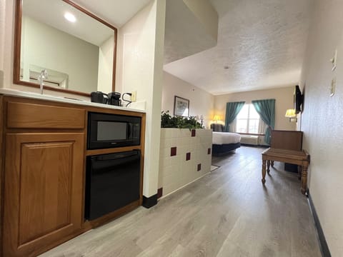 1 King Whirlpool | Desk, iron/ironing board, free cribs/infant beds, free WiFi