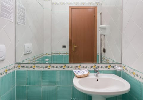 Rainfall showerhead, free toiletries, hair dryer, bidet