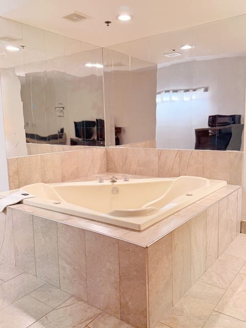 Jacuzzi w/ hot tub | Individually furnished, desk, blackout drapes, iron/ironing board