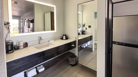 Combined shower/tub, free toiletries, hair dryer, towels