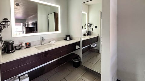 Combined shower/tub, free toiletries, hair dryer, towels