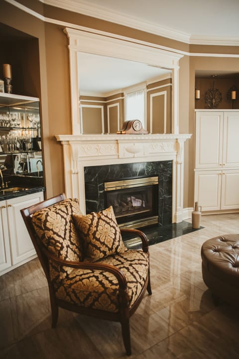 Honeymoon Suite (Morgan) | Premium bedding, desk, iron/ironing board, free WiFi