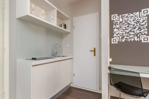 Standard Apartment, 1 Bedroom, Kitchen | Private kitchenette | Fridge, coffee/tea maker, electric kettle