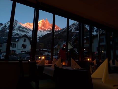 Breakfast, lunch, dinner served; French cuisine, alfresco dining 