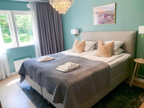 Blackout drapes, free WiFi, bed sheets