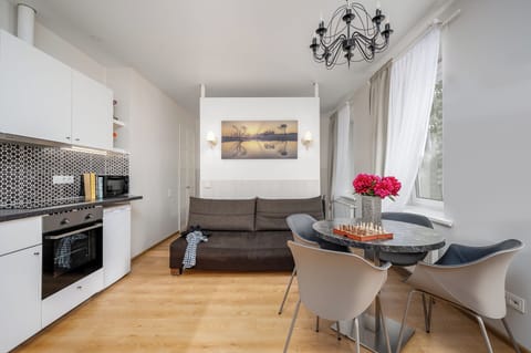 Deluxe Sunny Studio | Desk, laptop workspace, soundproofing, iron/ironing board