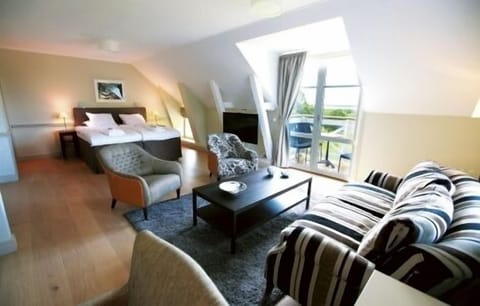 Suite | Living area | Flat-screen TV