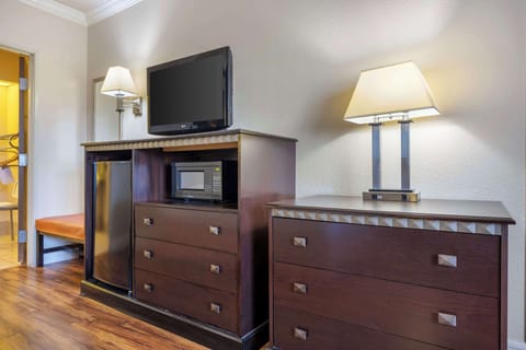 Standard Room, 1 King Bed, Accessible, Ground Floor | Desk, laptop workspace, blackout drapes, iron/ironing board