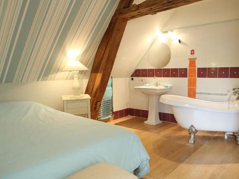 In-room safe, individually decorated, desk, free WiFi