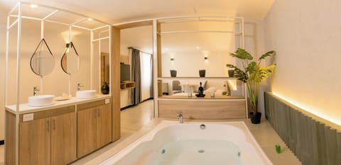 Deluxe Suite | Premium bedding, minibar, in-room safe, desk