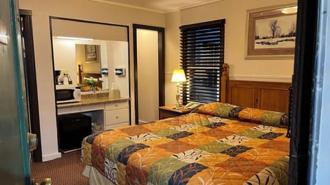 Standard Room, 1 King Bed | Desk, iron/ironing board, free WiFi, bed sheets