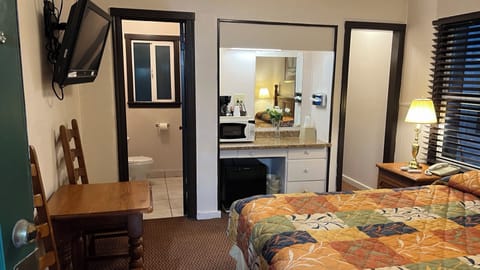 Standard Room, 1 King Bed | Desk, iron/ironing board, free WiFi, bed sheets