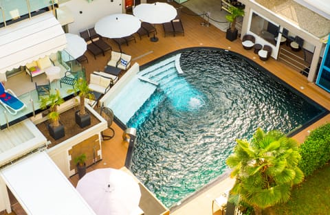 Outdoor pool, pool umbrellas, sun loungers