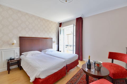 Comfort Room, 2 Twin Beds, Non Smoking (Larger Room) | Pillowtop beds, minibar, in-room safe, desk