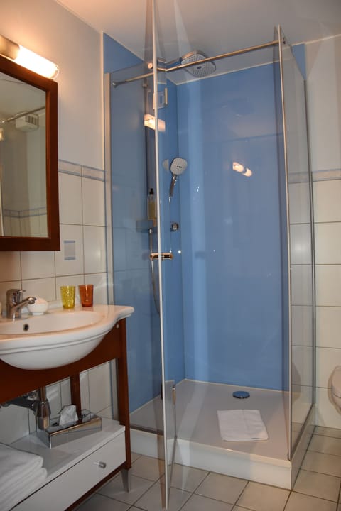 Comfort Double Room | Bathroom | Free toiletries, hair dryer, bathrobes, slippers