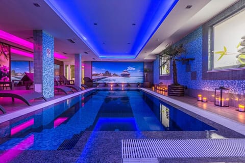 Hot tub, steam room