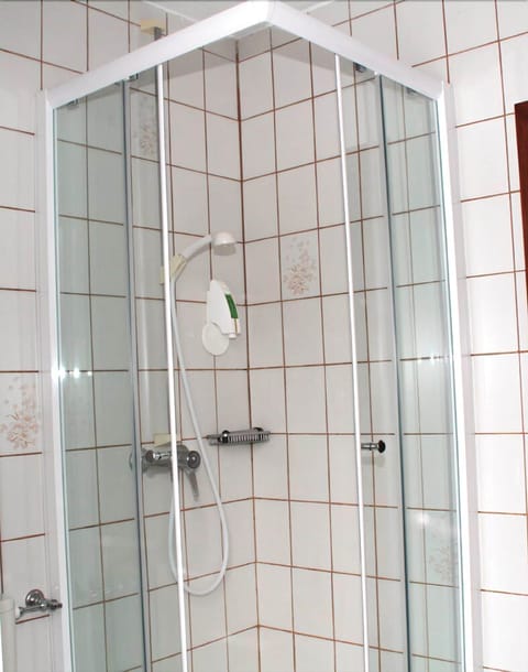 Double Room, 1 Double Bed | Bathroom | Shower, towels