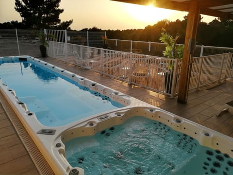 Sauna, hot tub