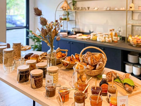 Free buffet breakfast on weekends