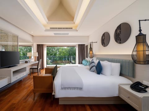 Deluxe Suite | In-room safe, desk, blackout drapes, soundproofing