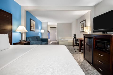 Deluxe Studio Suite, 1 King Bed, Non Smoking | In-room safe, desk, iron/ironing board, free cribs/infant beds