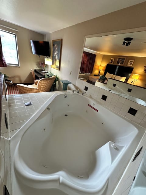 Room, 1 King Bed, Non Smoking, Jetted Tub | Bathroom | Free toiletries, hair dryer, towels, soap