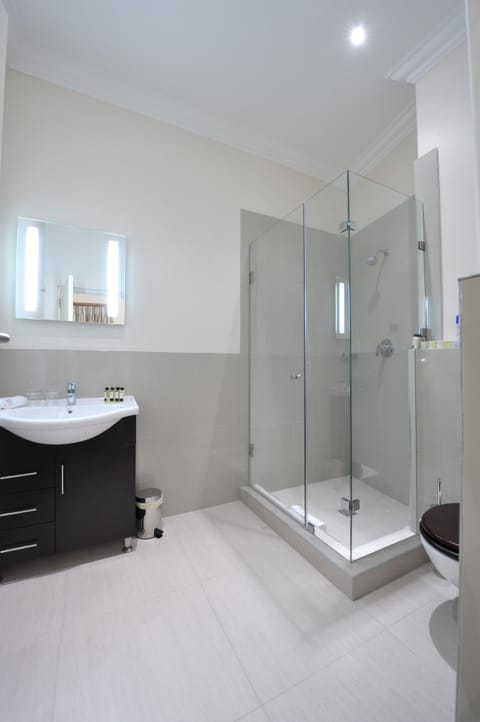 Shower, rainfall showerhead, free toiletries, hair dryer