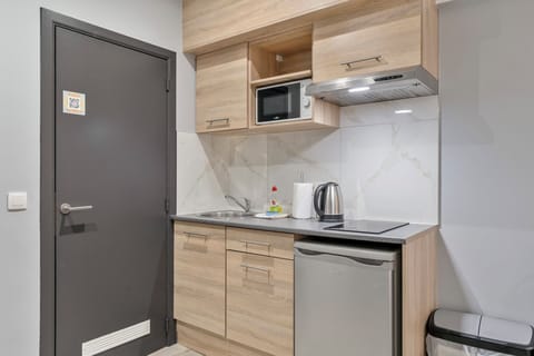 Business Studio Single | Private kitchen | Fridge, microwave, stovetop, coffee/tea maker