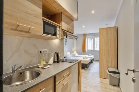 Business Studio Twin | Private kitchen | Fridge, microwave, stovetop, coffee/tea maker