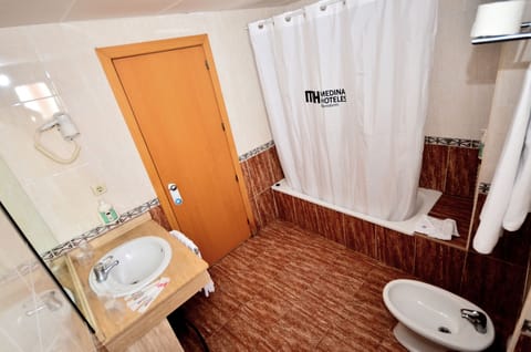 Bathtub, free toiletries, hair dryer, bidet