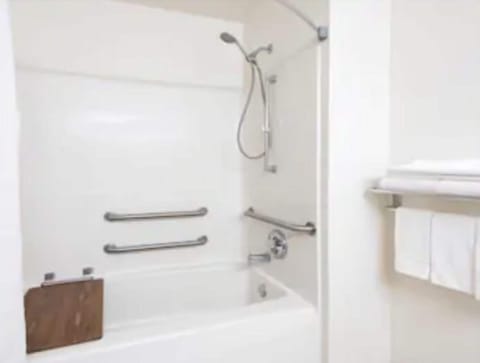 Room, 1 Queen Bed, Accessible, Non Smoking (Mobility Accessible) | Bathroom | Combined shower/tub, hair dryer, towels