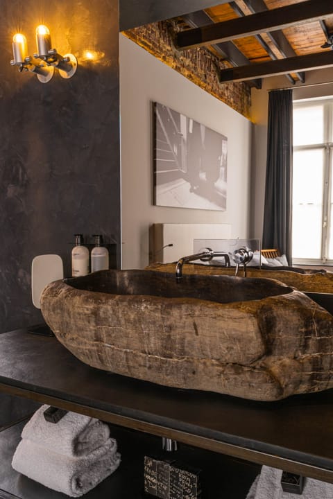 Junior Suite | Bathroom | Rainfall showerhead, free toiletries, hair dryer, bathrobes