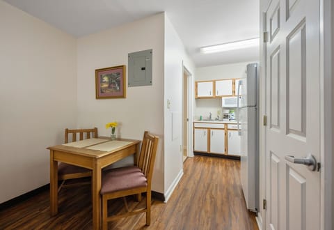 Standard Studio Suite, 1 Queen Bed | In-room dining