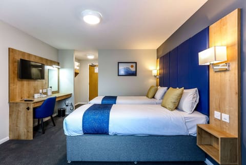 Desk, cribs (free), WiFi (free), bed sheets
