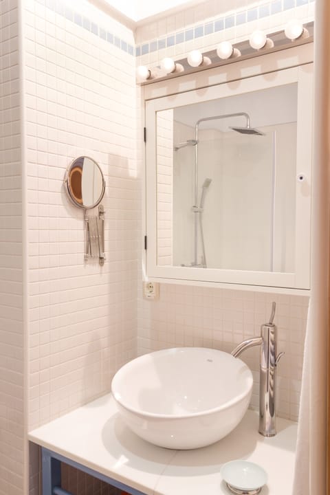 Rainfall showerhead, hair dryer, towels, soap