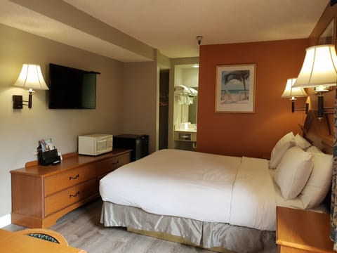Suite, Non Smoking | Premium bedding, iron/ironing board, free WiFi, bed sheets