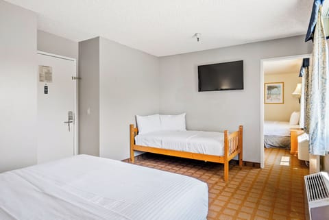 Suite, Non Smoking | Premium bedding, iron/ironing board, free WiFi, bed sheets
