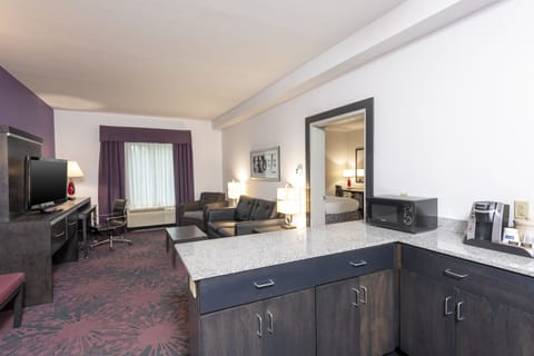 Suite, 1 Bedroom | Living room | 55-inch LED TV with cable channels, Netflix, Hulu
