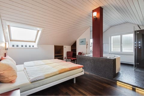 Suite | In-room safe, desk, free WiFi, bed sheets