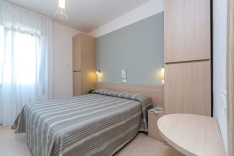 Single Room | In-room safe, desk, free WiFi, bed sheets