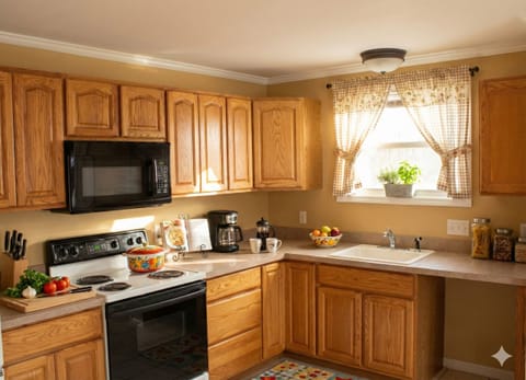 Superior Apartment, 2 Bedrooms, Kitchen, Mountain View | Private kitchen | Fridge, microwave