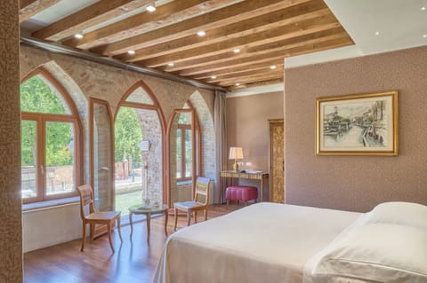 Deluxe Double Room, Canal View (Piccolo canale e/o Giardini) | Egyptian cotton sheets, premium bedding, down comforters, pillowtop beds