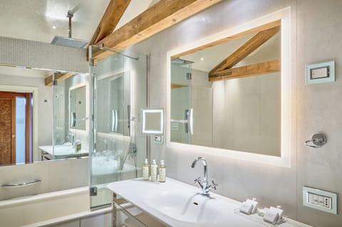 Superior Suite, Canal View (Small Canal Rio Novo and Garden) | Bathroom | Rainfall showerhead, free toiletries, hair dryer, bidet